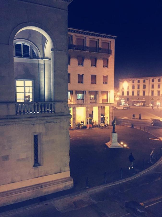 "Dueemme Lodge" , A Pochi Passi Dal Porto Livorno Exterior foto